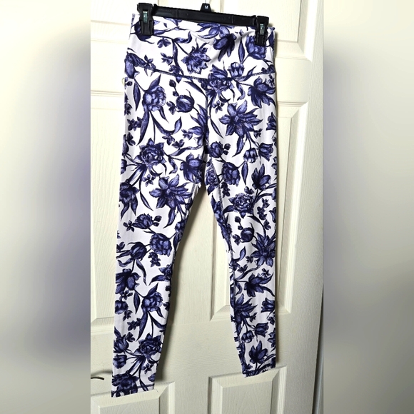 Sz M Guru Active White With Blue Floral Leggings - Picture 1 of 3